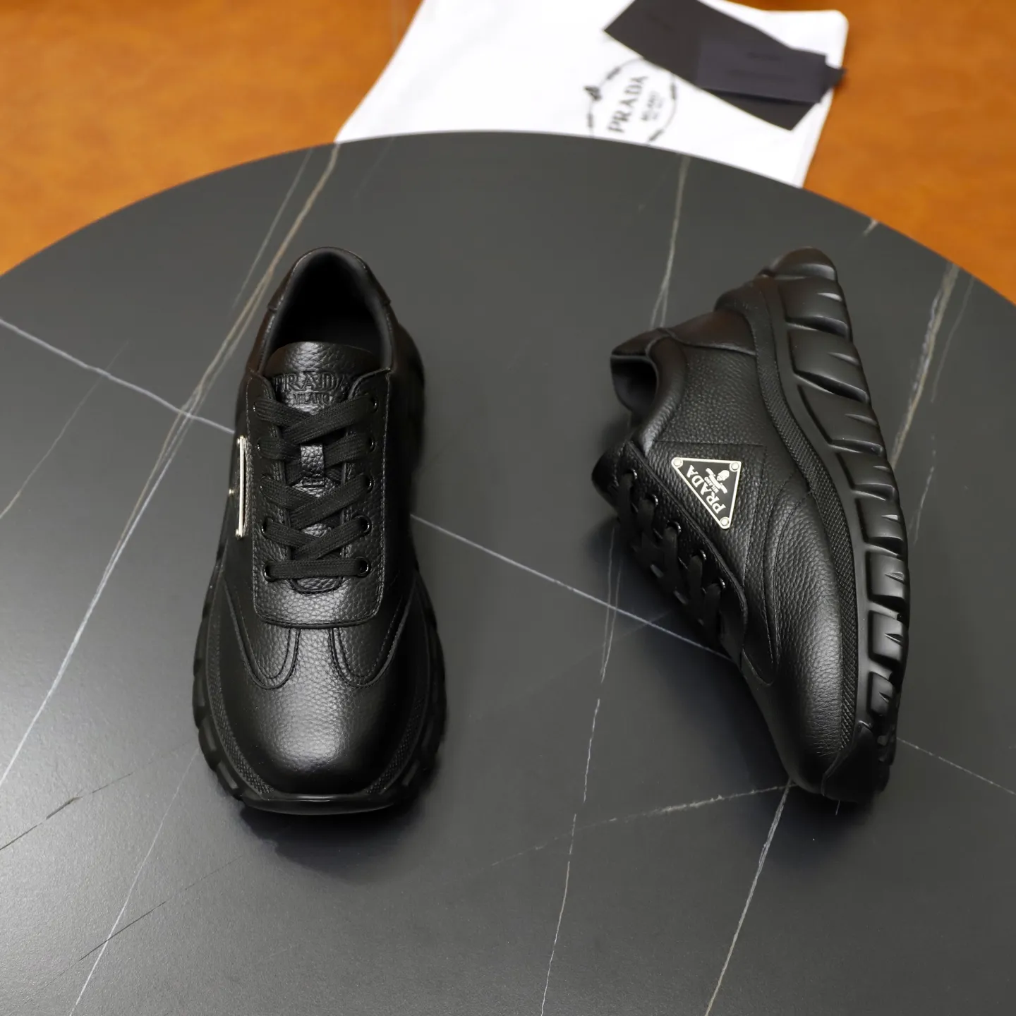 Ex-factory price: 700💰Top original order Brand: PRADA (Prada) Standard code: Men's size 38/44 (45 can be customized) Grade: Same as the official website Material: Original cowhide stitching, cowhide lining, original combination two-color wear-resistant soft outsole Style category: casual sports version, young fashion, European and American trend, British style Color: actual picture color